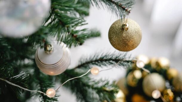 Unique ideas for decorating Christmas trees with glass ornaments