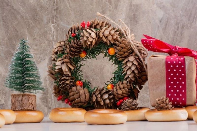 The History and Symbolism of Christmas Wreaths and Garlands: Unveiling the Stories Behind the 